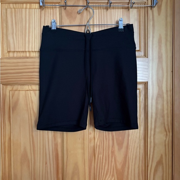 Fabletics Oasis Rib High-Rise 6” Shorts - Picture 3 of 7